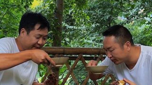 哥俩今天吃硬菜牛脚，炖了四小时，抱起啃真下酒！ #我的乡村生活 #下饭菜 #乡村味道 