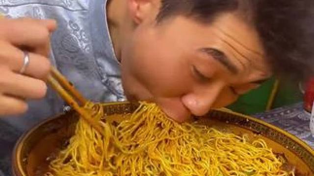 内蒙小伙吃面太厉害了，对味道赞不绝口！