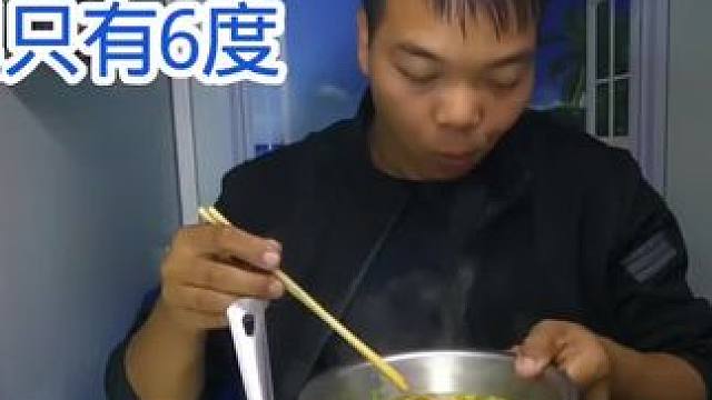 进入险峻的独库公路全程560公里，晚上在大山深处露营被冻得瑟瑟发抖，躲进小房车里炖个老火靓汤喝舒服暖