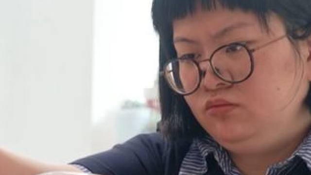 上一季让人牵挂的渐冻症女孩小顾，如今在新家行动自如，父母告诉设计师本间贵史，她还自学了口琴和英语，每