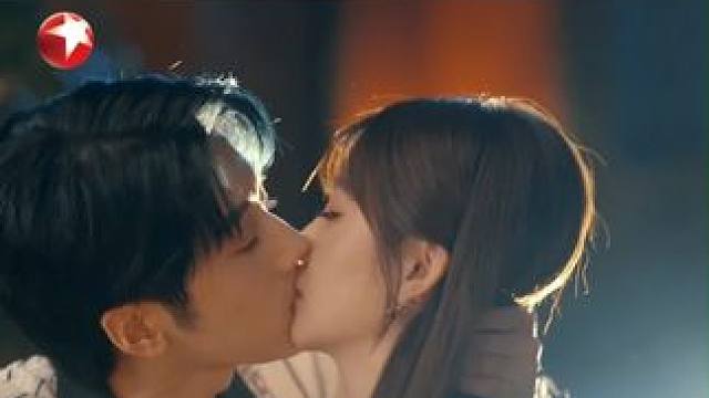 王家处处是眼线，面对哥嫂的试探，许晶晶与李云飞不得不切换恩爱模式……#东方卫视我是杜拉拉  #许梦圆