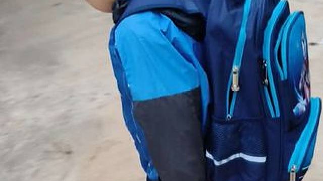 早上孩子的爸送老大上学。#农村娃