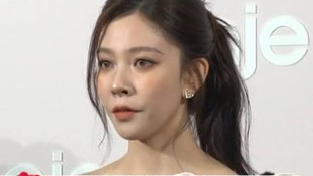 #宋妍霏  飞机还没落地，就想着上海的美食，其中最喜欢小龙虾。#东方新娱乐