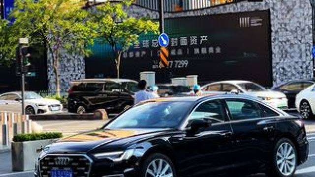 气场这块奥迪a6不输后面劳斯莱斯#气场全开 #奥迪a6l #劳斯莱斯魅影