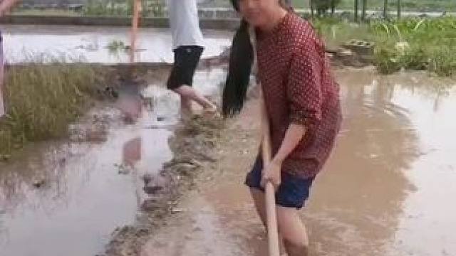 山卡卡里的农村大姐学费了开直播每天收获满满您还在恐播怕播不敢开播开播了不知说什么吗#记录真实生活 #