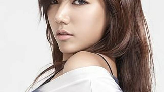 搞笑小伙装成傻子，拉着小姐姐陪自己玩跷跷板哈哈 #拯救不开心 #韩综 #搞笑 #看一遍笑一遍