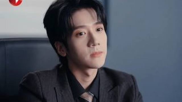 王伟当着所有股东的面，突然宣布将管理权交给王华。当晚，在众人酒醉之时，王伟与许晶晶潜入王华办公室，发