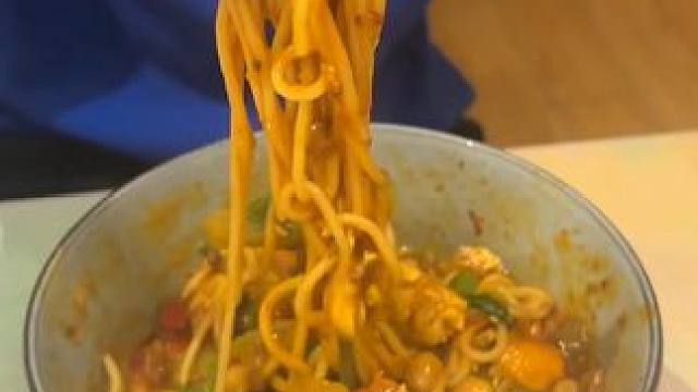 胖妹在家用豌杂三宝给老公煮了一碗豌杂面，暖暖的很贴心，老公吃得心满意足！