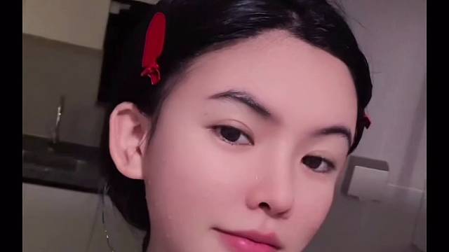 洗脸收尾，卸下伪装，素面朝天的每一刻，都自在舒服，清水洗去倦意，素颜的松弛感，简单也挺好。