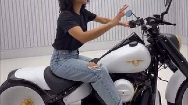 大妹子介绍box39改造的白色哈雷肥仔 这颜色太漂亮了 
#哈雷 #哈雷肥仔 #复古巡航 #美式机车