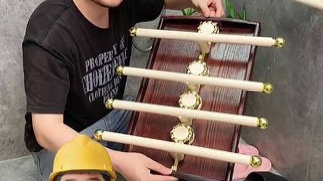 吸盘伸缩拖鞋架 不用打孔粘胶就能上墙固定的拖鞋架，可伸缩的设计，足够收纳全家人的拖鞋，不占地方，还能