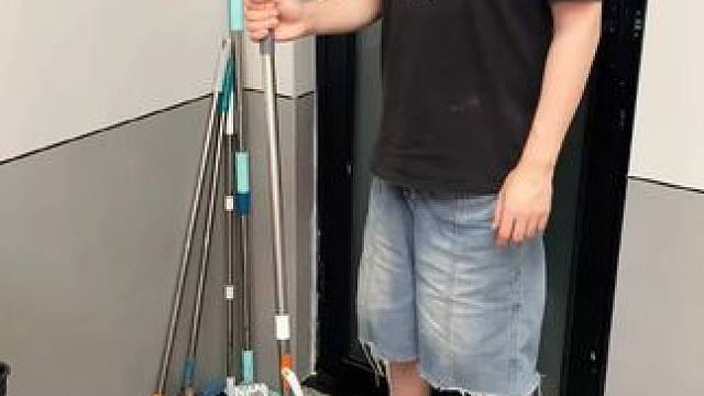 螃蟹壁挂拖把夹 有了这个拖把夹，家里的拖把扫把能上墙收纳了，不占空间，拿取也方便#拖把夹  #吸盘拖