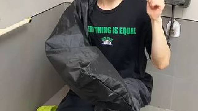 吸盘伸缩拖鞋架 不用打孔粘胶就能上墙固定的拖鞋架，可伸缩的设计，足够收纳全家人的拖鞋，不占地方，还能