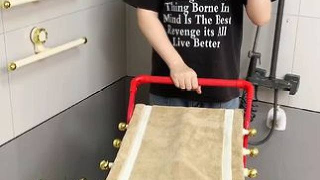 吸盘伸缩拖鞋架 不用打孔粘胶就能上墙固定的拖鞋架，可伸缩的设计，足够收纳全家人的拖鞋，不占地方，还能