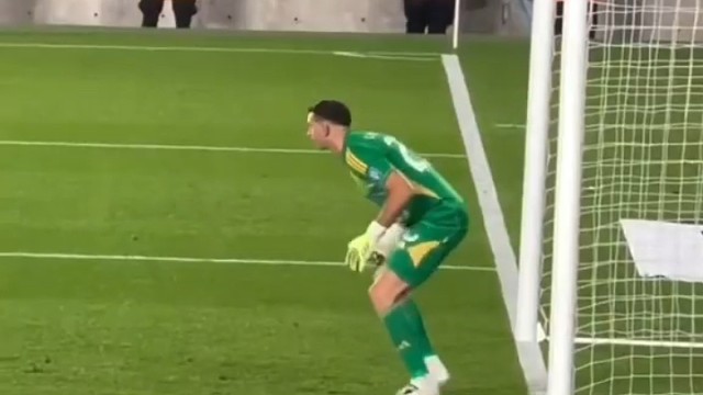 当对手进攻时，大马丁在门前的状态