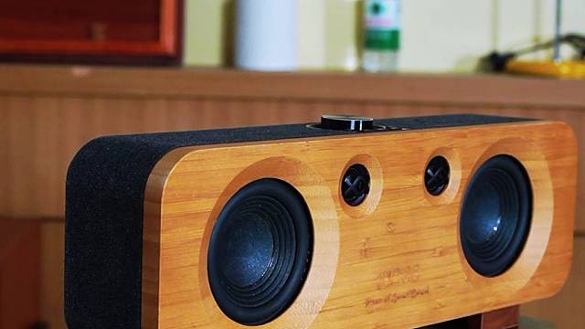 声音清澈透亮，原汁原味地呈现歌手细腻嗓音和乐器悠扬音色