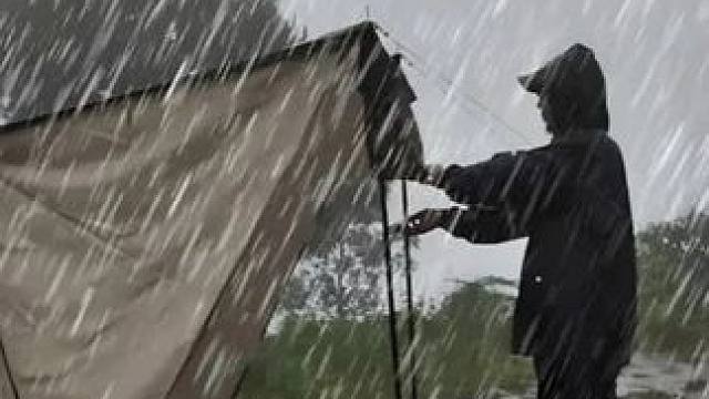 独自露营在大雨中伴有强风  放松的大帐篷里舒适的露营 #户外露营 #帐篷露营 #雨中露营 #启发搜索