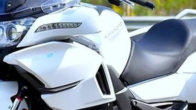 自带压迫感的摩托车！