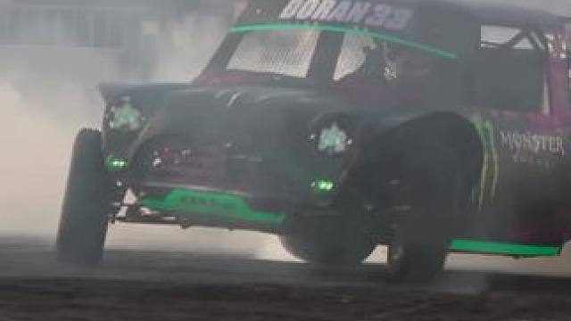 后驱车 他又来耍帅喽！#飘移 #后驱车的魅力 #甩尾