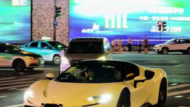 想不明白，他们的副驾怎么都不缺美女呢？#法拉利sf90 #副驾驶女孩 #原创视频