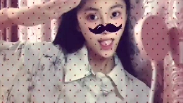 是谁呀～拿着台灯给自己打光～