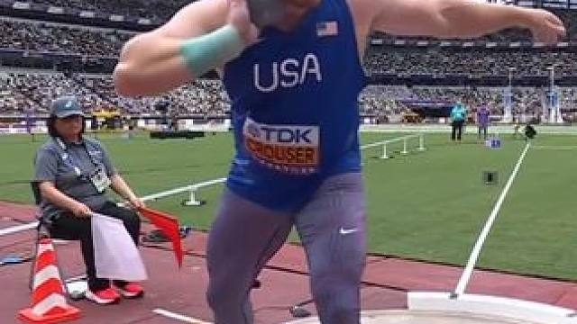 世界记录保持者美国铅球运动员瑞恩·克劳泽在男子资格赛的第一投 21.37米，轻松晋级东京田径世锦赛决