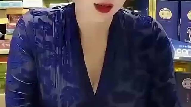 大哥买烟直接触发关键词逼得老板娘立马限购