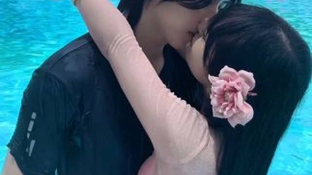 不舍得亲吻 第一次体会 #泳池 #亲吻 #姐弟恋 #暧昧 #上头