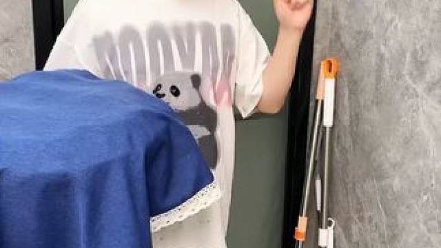 螃蟹壁挂拖把夹 有了这个拖把夹，家里的拖把扫把能上墙收纳了，不占空间，拿取也方便#拖把夹  #吸盘拖