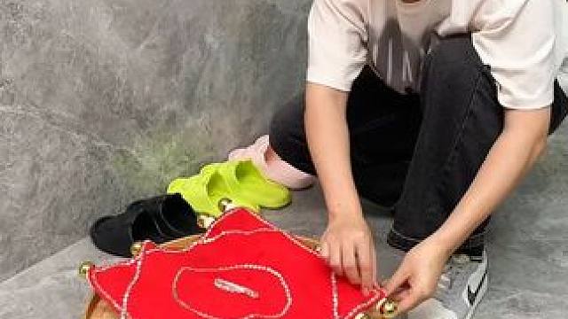 吸盘伸缩拖鞋架 不用打孔粘胶就能上墙固定的拖鞋架，可伸缩的设计，足够收纳全家人的拖鞋，不占地方，还能