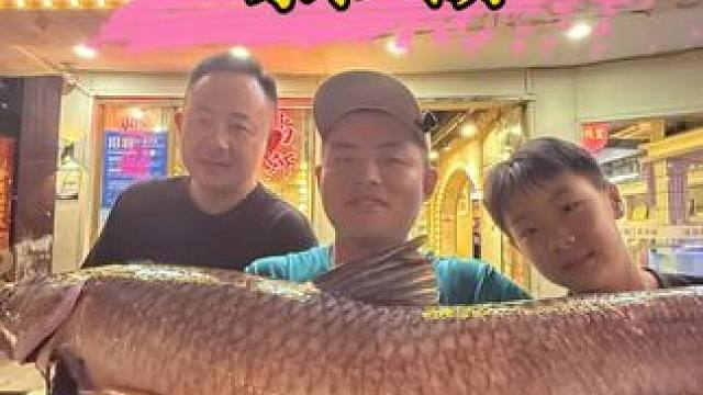 钓鱼交换美好武汉篇：60斤大青交换小孩哥螃蟹，你们觉得有没有小孩哥大.#