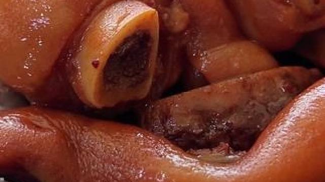 小区门口猪蹄小馆～人多到站在座位旁边等位 #寻味烟火气 #交出你的宝藏烟火小店 #呼和浩特美食 #非