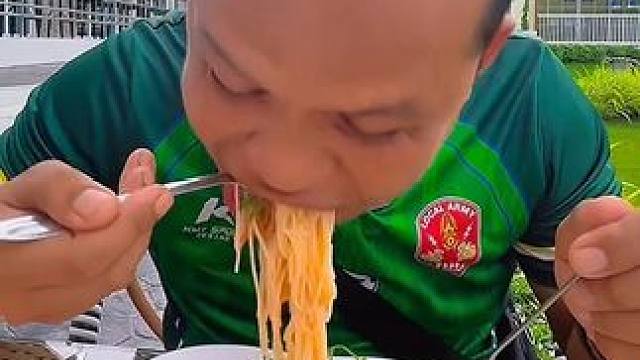 下馆子吃冬阴功鱼丸鸡爪拌米粉 #美食 #户外美食 #泰国美食 #内容启发搜索