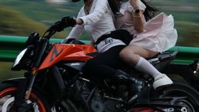 一眼就很哇塞的机车小姐姐 #骊山追焦 #骊山大铁门 #西安女骑 #涞觅润丝 #该行为存在危险请勿模仿