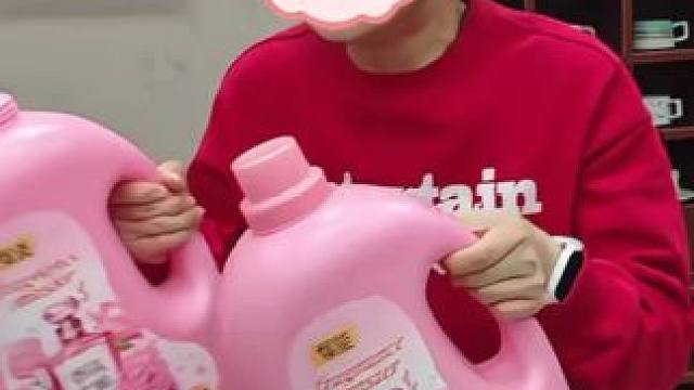 【洗衣液界“神仙水”！一泵洗净99种污渍，留香3天！】
姐妹们！别再跟顽固污渍死磕了！ 这瓶洗衣液直