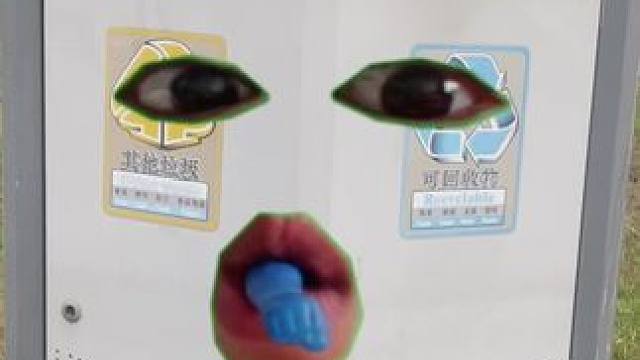 小朋友快看这个垃圾桶在吃什么呀#儿童玩具 #儿童乐趣 #奥特曼玩具