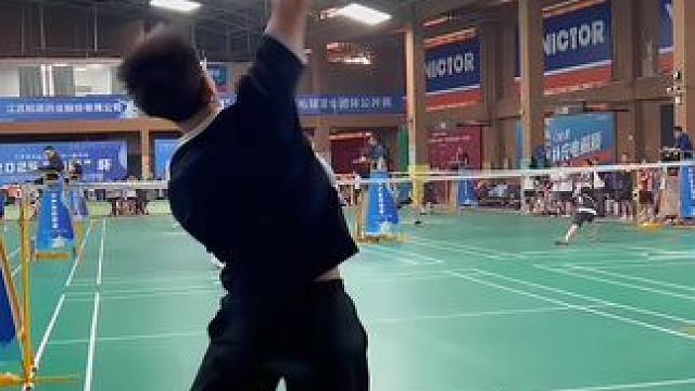 趁着年轻多打打羽毛球男单比赛