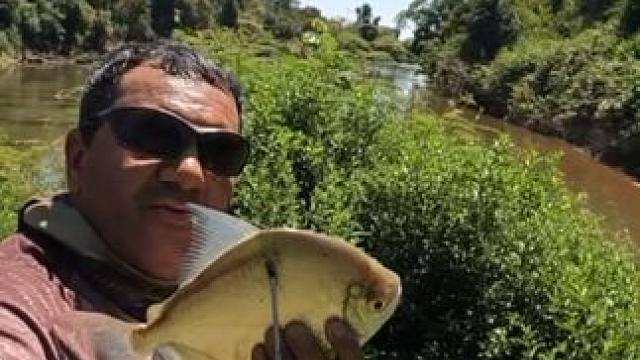 国外老哥用弹弓捕鱼准头相当不错 #国外视频分享 #弹弓爱好者 #户外