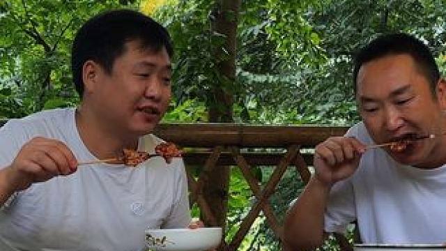 黑鱼两吃，鱼肉烤鱼骨熬汤，哥俩吃爽了！ #我的乡村生活 #大山里的味道 #乡村味道 #