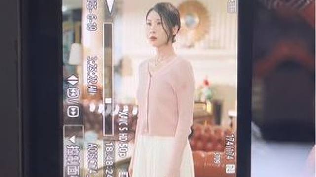 我不懂造型师，但我们女主姐很美。#愿许秋风知我意 正在热播中。#短剧 #花絮 #拍摄现场 #张灵钰