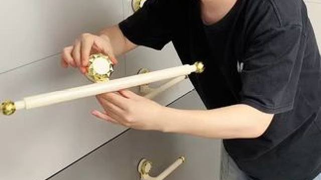 吸盘伸缩拖鞋架 不用打孔粘胶就能上墙 固定的拖鞋架，可伸缩的设计，足够收纳全家人的拖鞋，不占地方，还