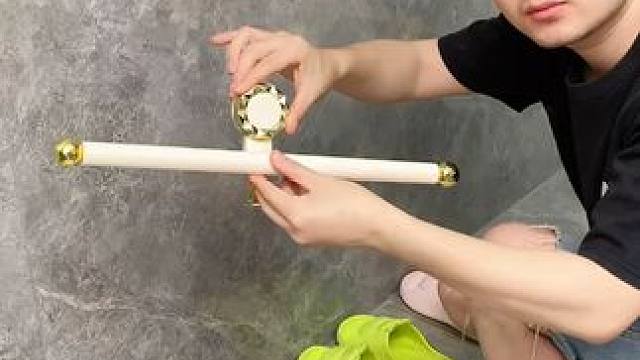 吸盘伸缩拖鞋架 不用打孔粘胶就能上墙固定的拖鞋架，可伸缩的设计，足够收纳全家人的拖鞋，不占地方，还能