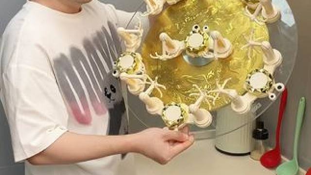 螃蟹六爪挂钩 这个六爪挂钩真的太好用了，一个就能顶六个衣架来用，拿取方便，一目了然#挂衣架 #六爪挂