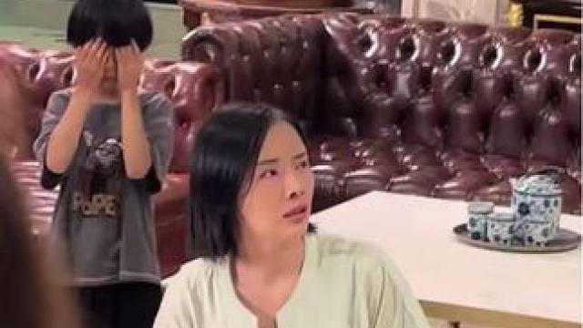 惊！短剧女演员片场被？！#愿许秋风知我意 #片场花絮 #短剧 #李韵铭 #导演