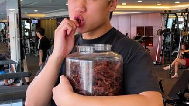 健身上班上学来上几包这个慢烤鸡胸肉条，好吃还没啥负担！#好吃到停不下来 #追剧小零食 #零食推荐