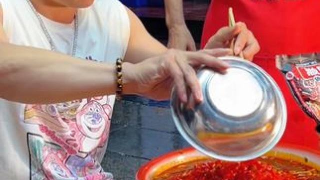 湖南“辣王”肌肉哥轻松拿走50箱螺蛳粉~#螺蛳粉