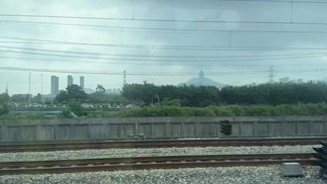 非常讨厌迅速升温又突然降温的天气和关系 也特别反感突如其来的热情和莫名其妙的冷漠