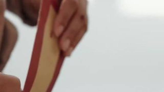 女主本以为自己拥有最幸福的家庭 最恩爱的父母，不料母亲却在和父亲的纪念日那天，用一封神秘的信将父亲活