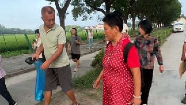 大师出名了，被一群人追的到处跑 #沈巍#我的乡村生活 #热门 #流浪大师