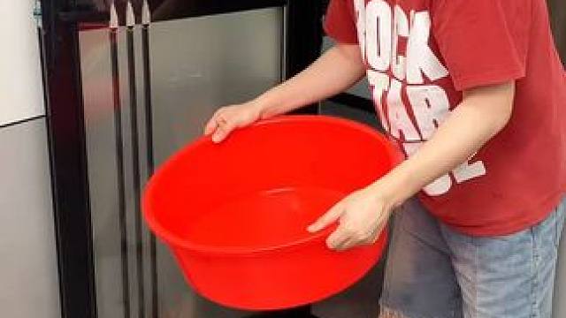 壁挂拖把夹 有了这个拖把夹，家里的拖把扫把能上墙收纳了，不占空间，拿取也方便#拖把夹  #吸盘拖把夹